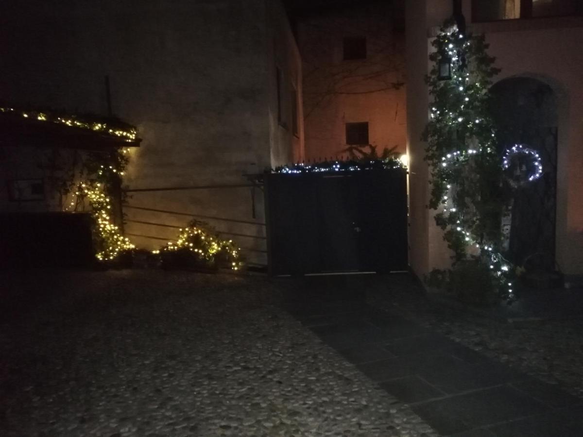 A Due Passi Dal Castello Bed & Breakfast Somma Lombardo Eksteriør bilde