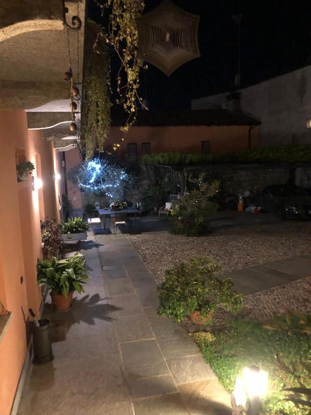 A Due Passi Dal Castello Bed & Breakfast Somma Lombardo Eksteriør bilde