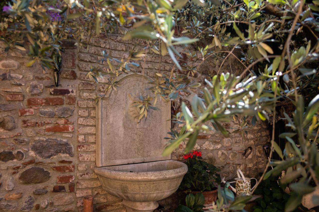 A Due Passi Dal Castello Bed & Breakfast Somma Lombardo Eksteriør bilde